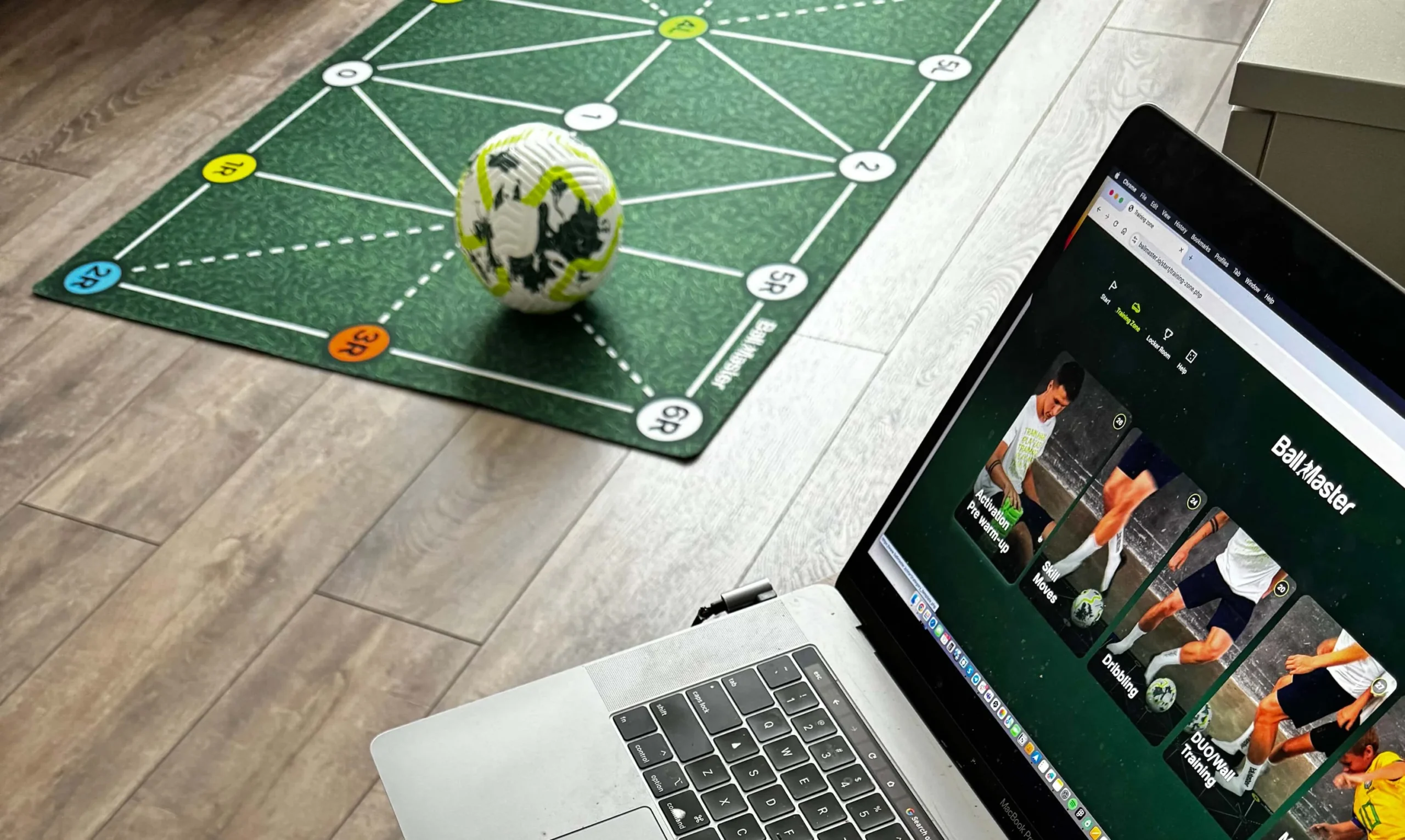 Meistern Sie Ihre Bewegungen, indem Sie die ultimativen Fußball-Fähigkeiten auf der Matte entfesseln